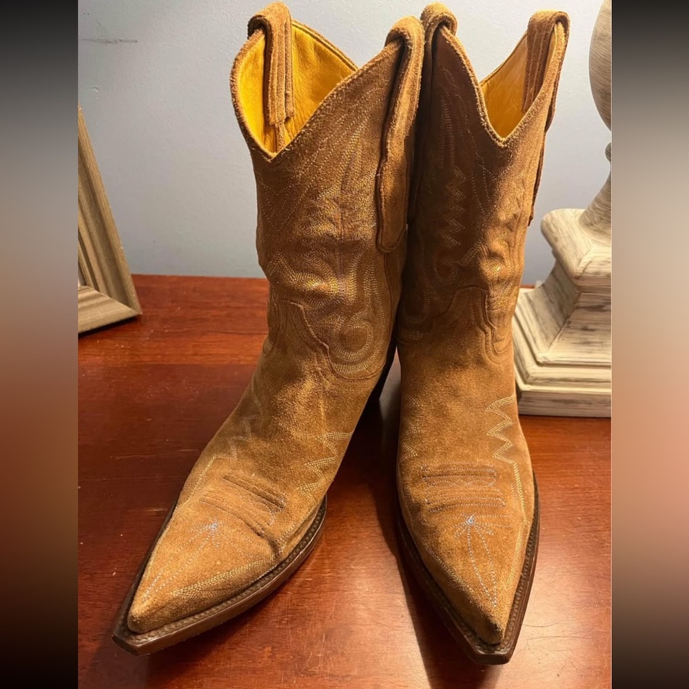 Old Gringo Tan Embroidered Cowboy Boots. Size 7.5 womens.